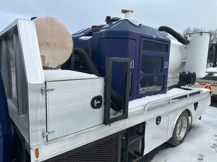 2012-massey-ferguson-8-image-16