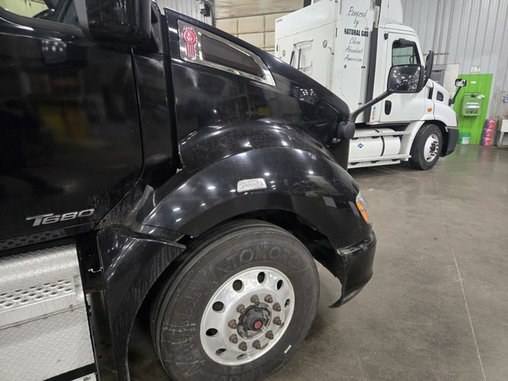 2015-kenworth-t680-image-11
