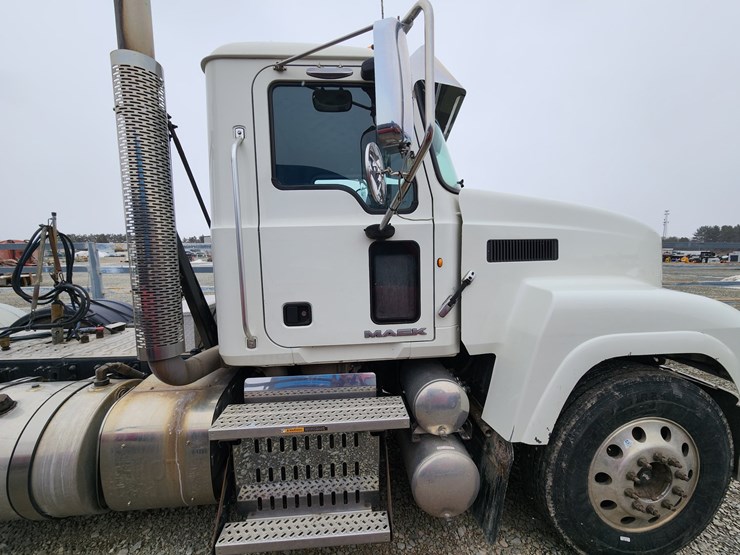 2014-massey-ferguson-8-image-10