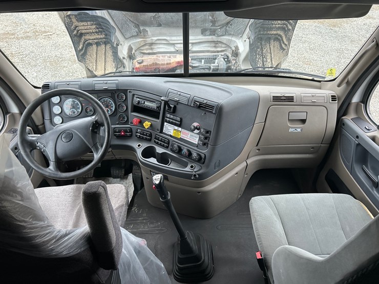 2017-massey-ferguson-8-image-78