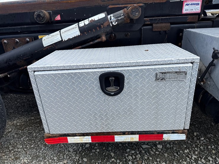 2016-massey-ferguson-8-image-60