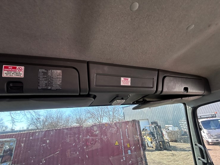 #1694-•-2004-isuzu-cab-and-chassis-image-45