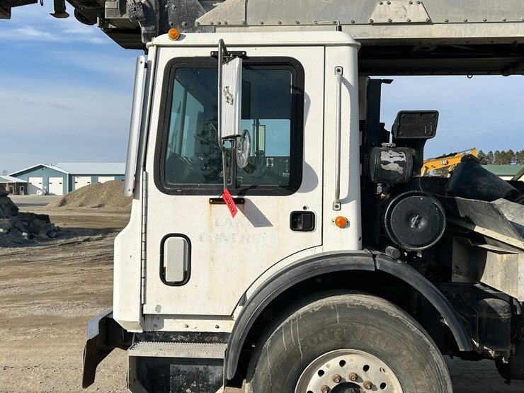 #2237-•-2006-mack-tri-axle-concrete-placement-truck-image-11