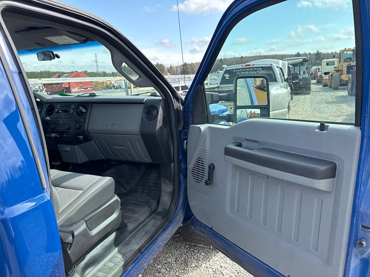 2015-ford-f550-image-32