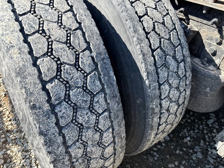 #2199-•-2020-international-a26-sleeper-cab-truck-tractor-image-98