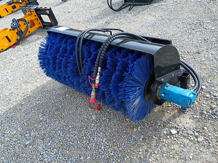 #23932-•-sweeper-mini-skid-steer-attachment-image-2