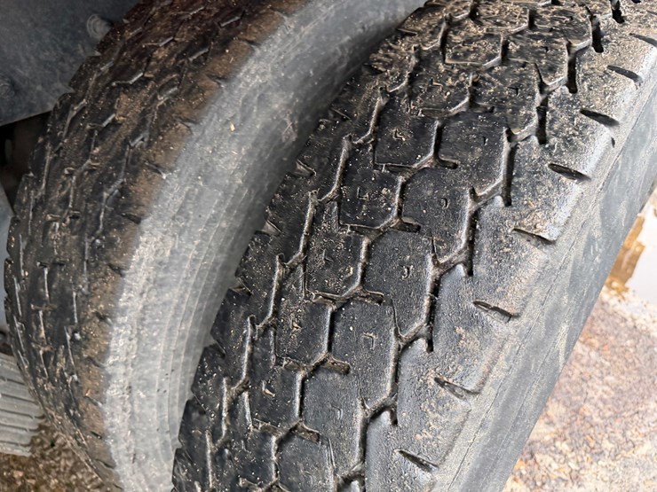 #1360-•-2019-peterbilt-pb520-side-load-garbage-truck-image-82