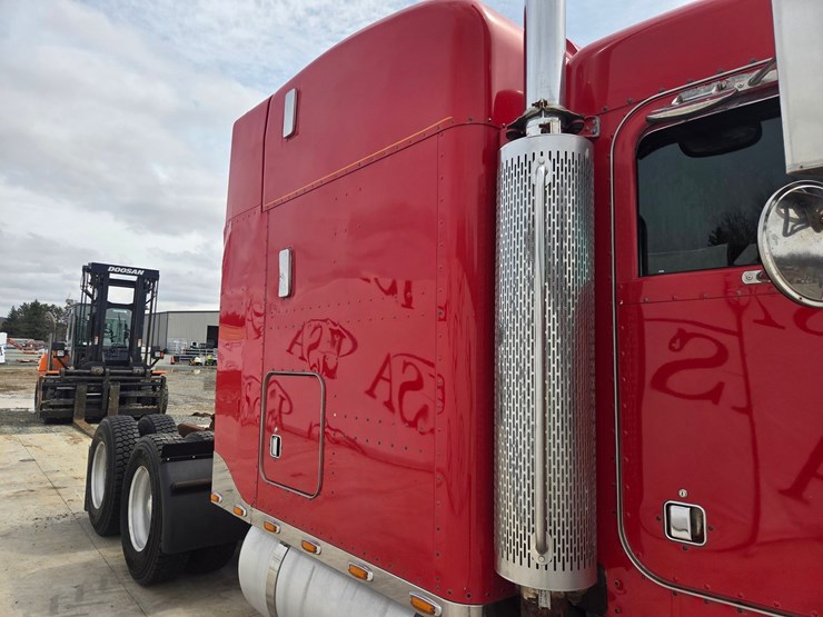 2002-peterbilt-379-image-23