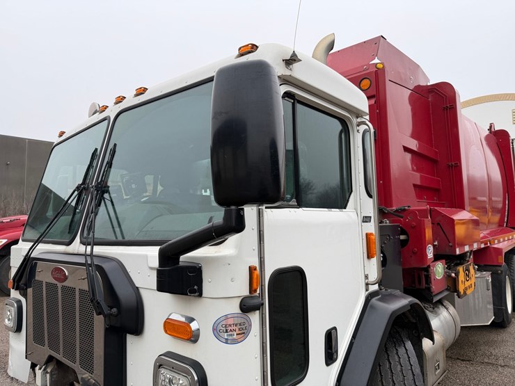 #1360-•-2019-peterbilt-pb520-side-load-garbage-truck-image-10