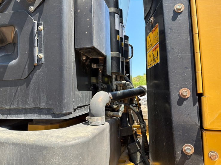 2018-caterpillar-12m3-image-29