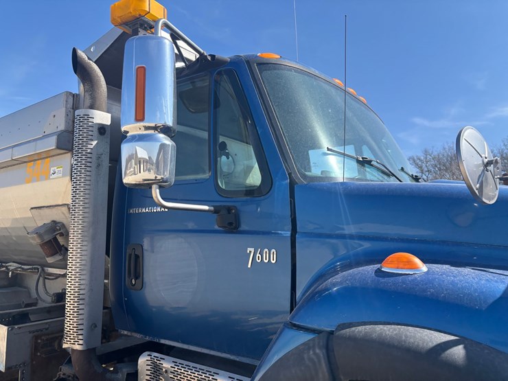 2006-international-7600-image-17