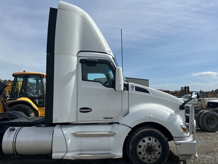 2017-kenworth-t680-image-18