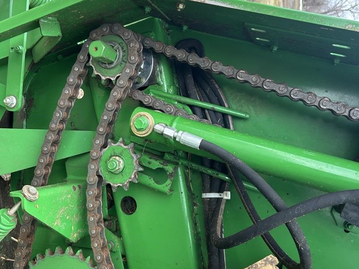 2011-john-deere-568-image-18