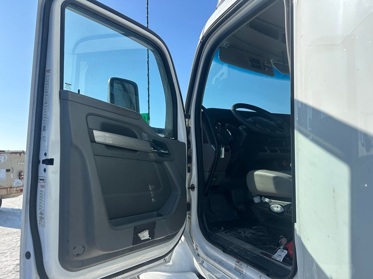 2017-kenworth-t680-image-28