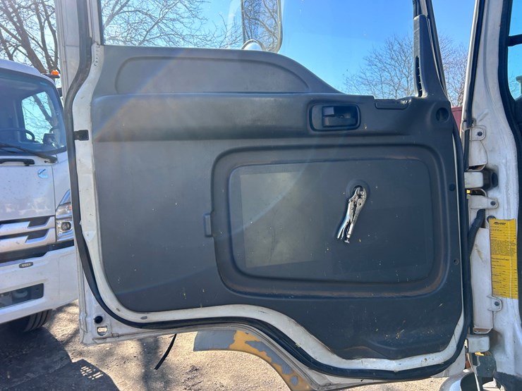 #1694-•-2004-isuzu-cab-and-chassis-image-32