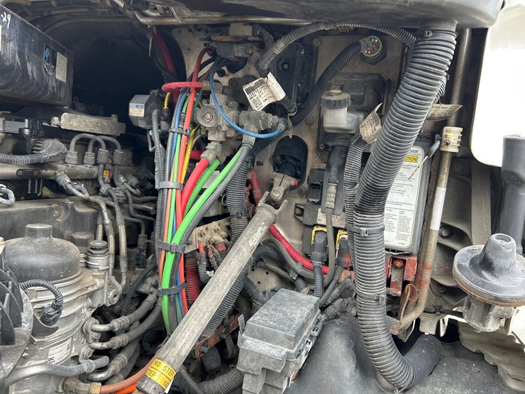 2017-massey-ferguson-8-image-51