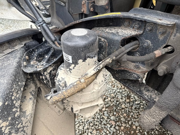 2016-massey-ferguson-8-image-10