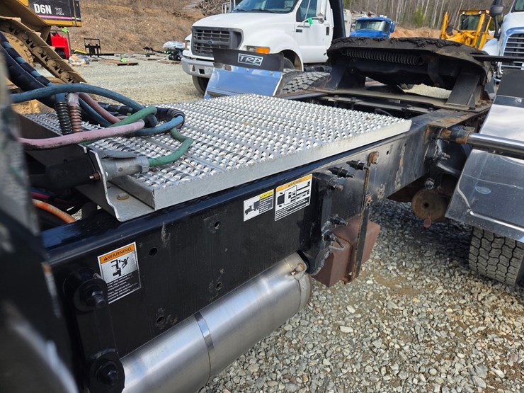 2013-peterbilt-337-image-23