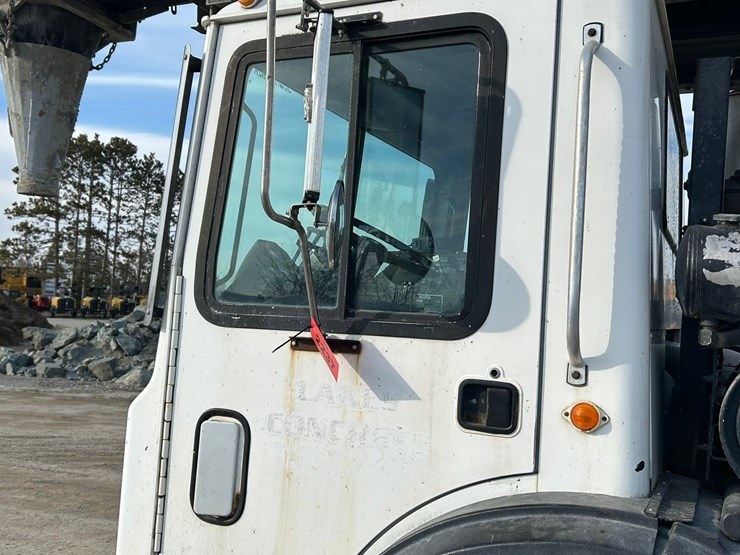 #2237-•-2006-mack-tri-axle-concrete-placement-truck-image-63