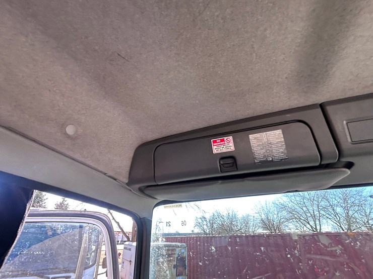 #1694-•-2004-isuzu-cab-and-chassis-image-46