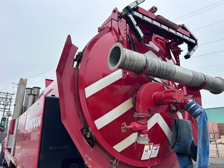 #1690-•-2013-international-7500-6x4-hydro-excavation-truck-image-22