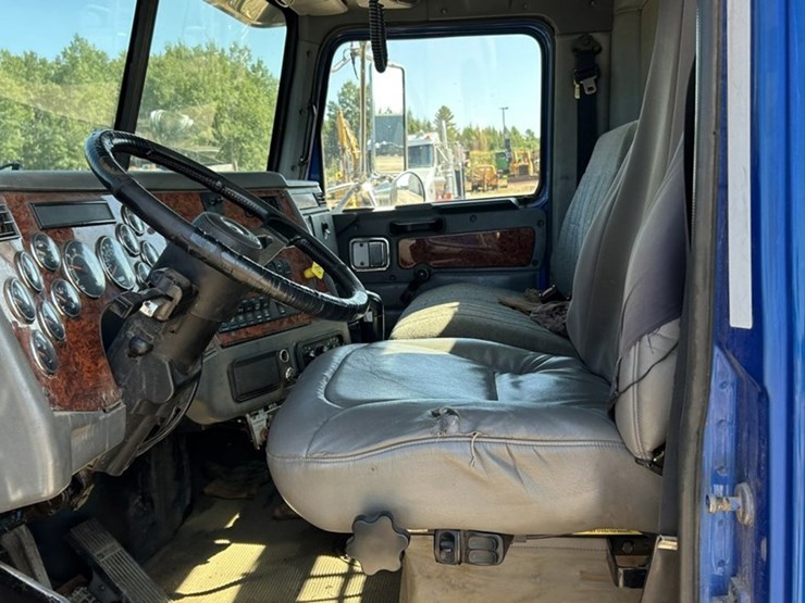 #1114-•-2005-western-star-tri-axle-heavy-haul-truck-tractor-image-57