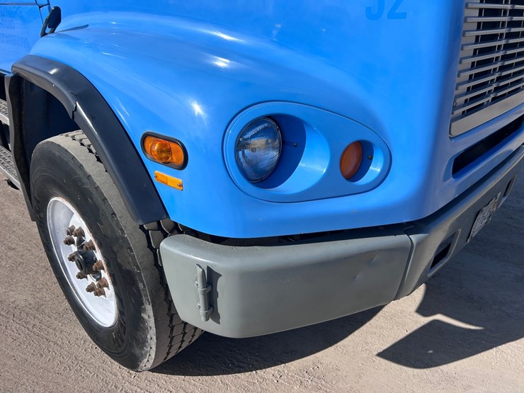 #1680-•-2003-freightliner-day-cab-truck-tractor-image-16