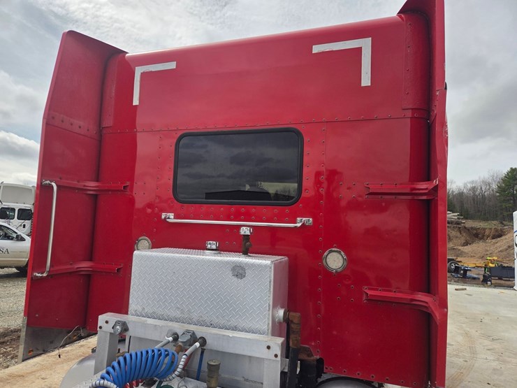 2002-peterbilt-379-image-26