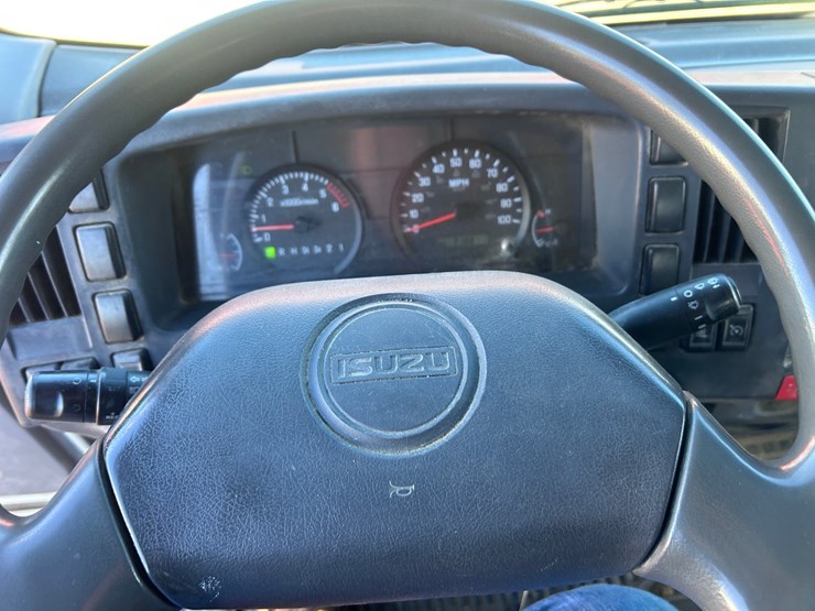 2013-isuzu-npr-image-51