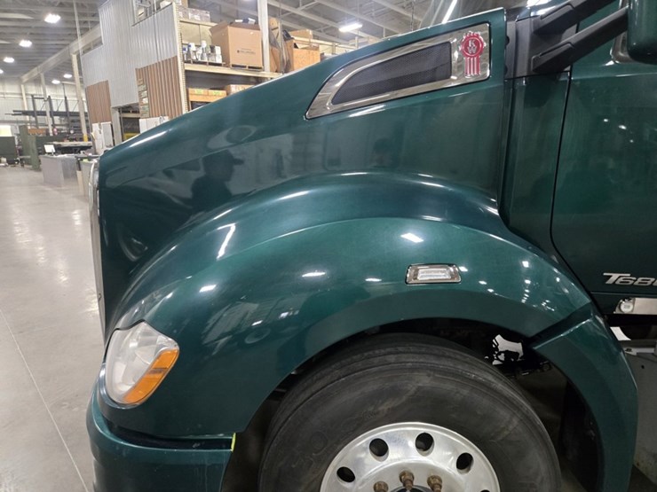 2017-kenworth-t680-image-12