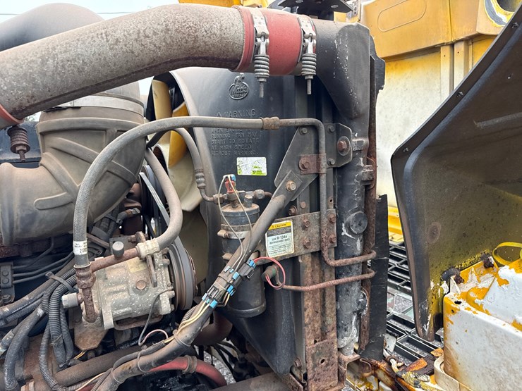 1996-mack-ch613-image-21