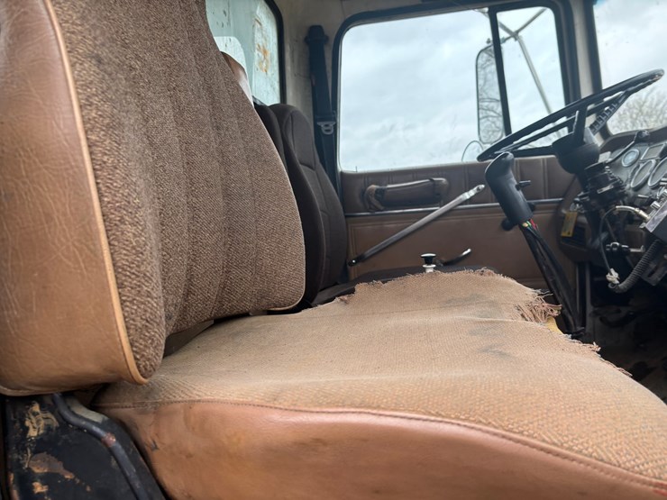 1997-ford-lt8000-image-35