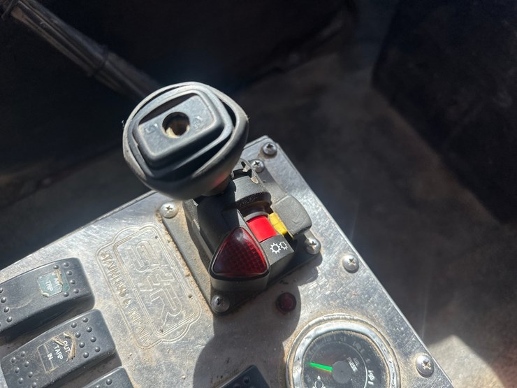 2012-international-7600-image-34