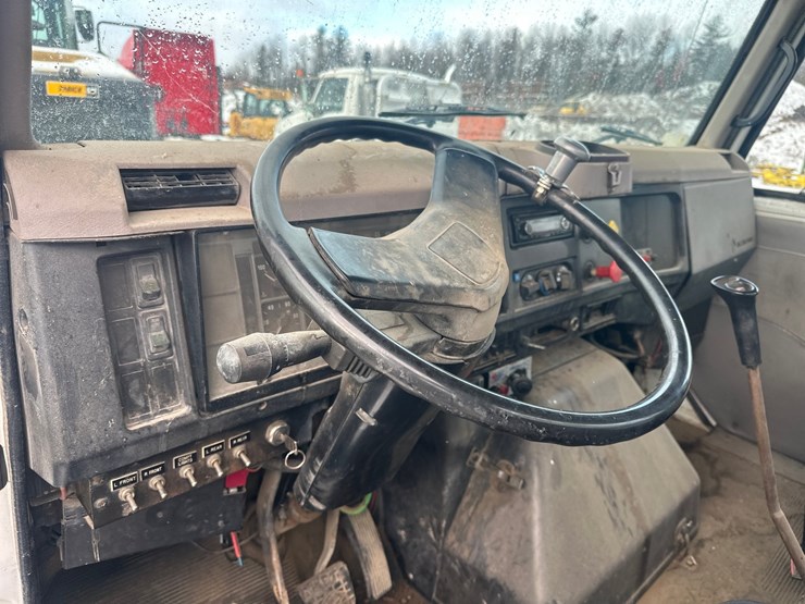 1995-international-8100-image-51