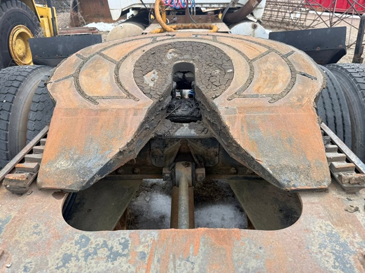 #1117-•-volvo-whitegmc-day-cab-truck-tractor-image-48