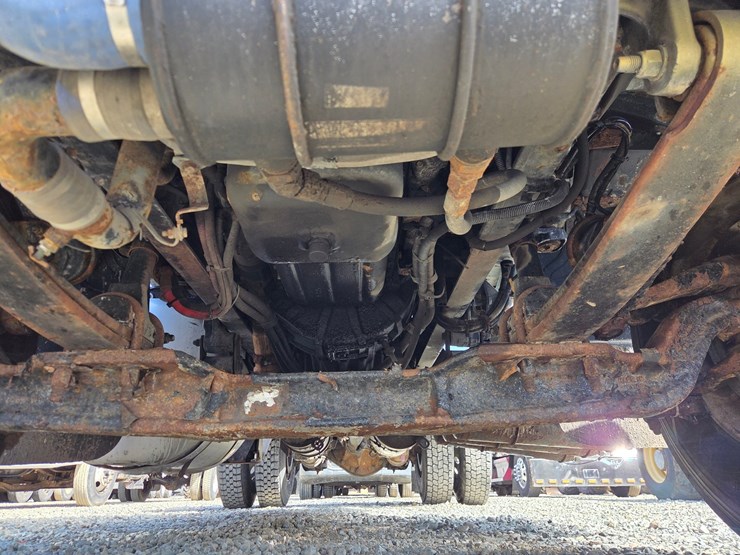 2013-peterbilt-337-image-34