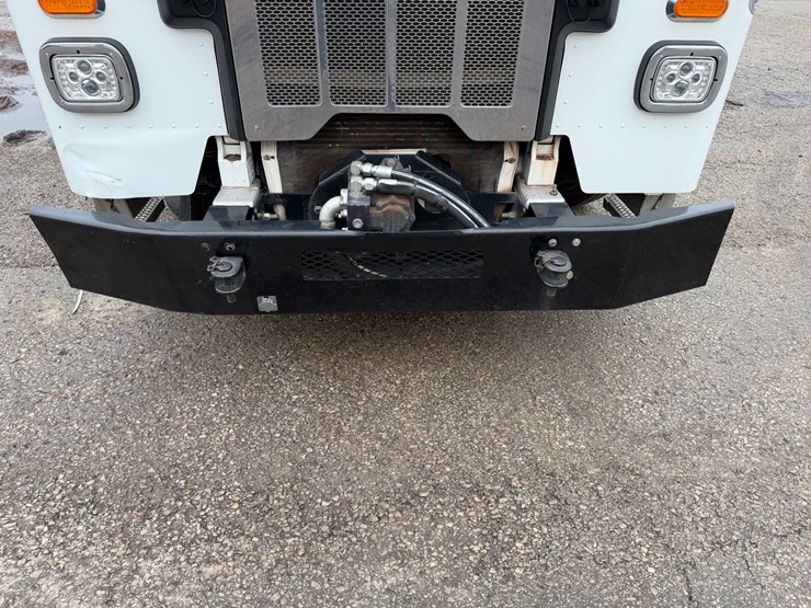 #1360-•-2019-peterbilt-pb520-side-load-garbage-truck-image-31