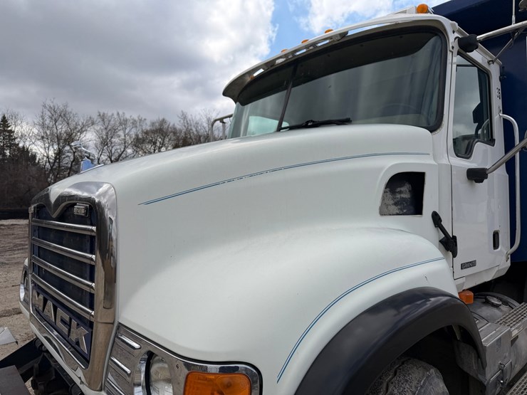 #1049-•-2005-mack-granite-tri-axle-dump-image-10
