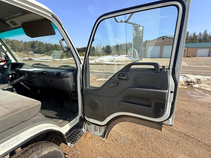 2004-isuzu-npr-image-45