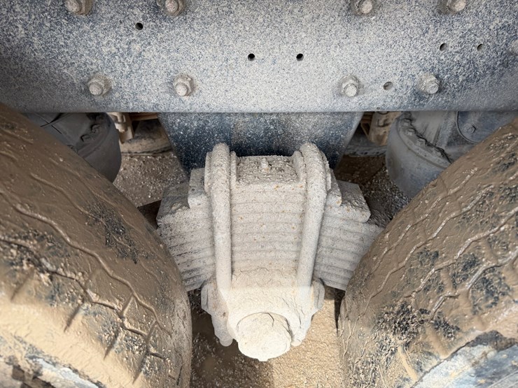 #1049-•-2005-mack-granite-tri-axle-dump-image-38