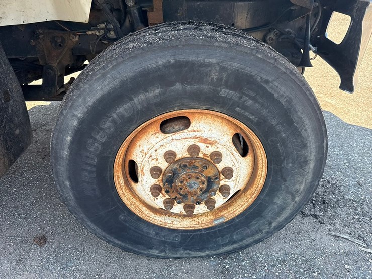 2010-international-7400-image-64