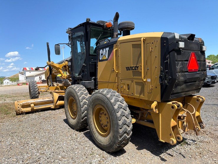 2018-caterpillar-12m3-image-3