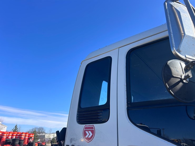 #1694-•-2004-isuzu-cab-and-chassis-image-22