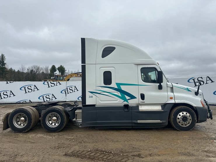 2016-massey-ferguson-8-image-6