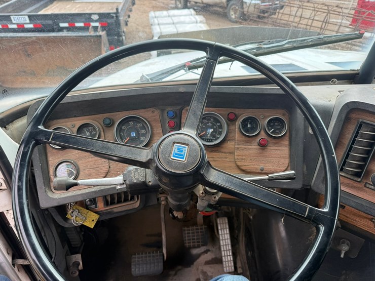 #1117-•-volvo-whitegmc-day-cab-truck-tractor-image-73