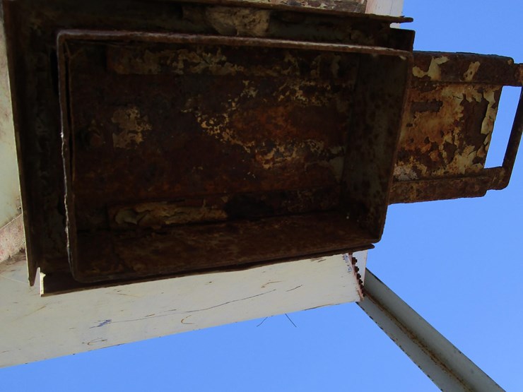 hopper-bottom-on-stand-image-14