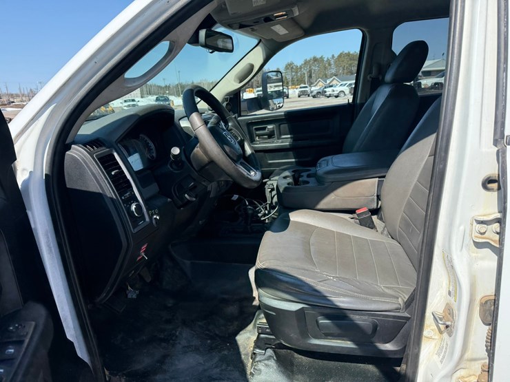 #1064-•-2015-ram-5500-heavy-duty-service-truck-image-23