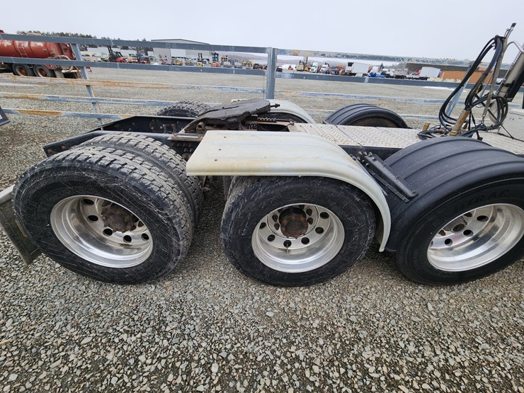 2014-massey-ferguson-8-image-12