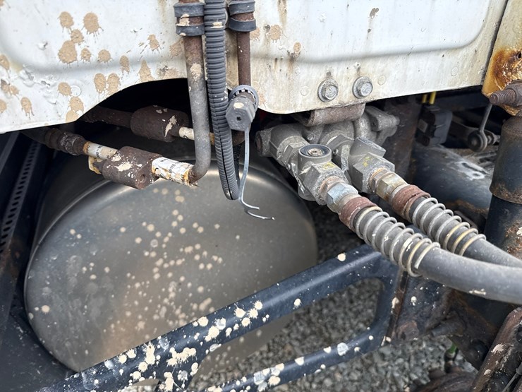 2016-massey-ferguson-8-image-34