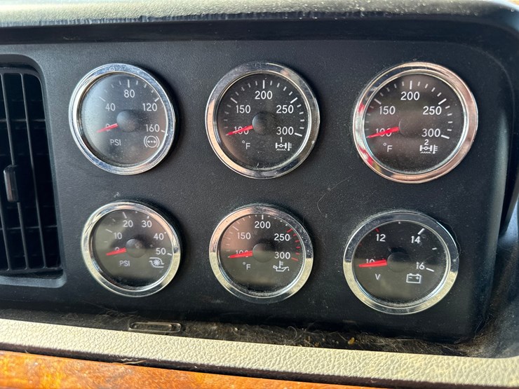 #2199-•-2020-international-a26-sleeper-cab-truck-tractor-image-81